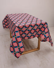 画像をギャラリービューアに読み込む, Square Table Cloth - Steal The Deal Red