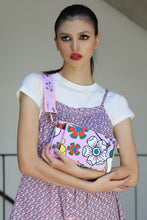 画像をギャラリービューアに読み込む, Travel Sling - Bunga Raya Pink