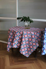 画像をギャラリービューアに読み込む, Square Table Cloth - Steal The Deal Red