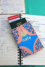 画像をギャラリービューアに読み込む, Nala Passport Holder - Kuih
