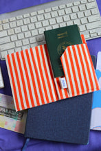 画像をギャラリービューアに読み込む, Nala Passport Holder - Heaven Lotus Red
