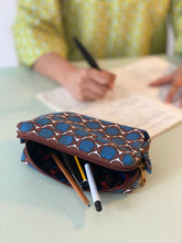 画像をギャラリービューアに読み込む, Evergreen Pouch - Buds Blue
