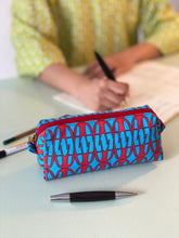 画像をギャラリービューアに読み込む, Evergreen Pouch - Chairs Blue