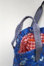 画像をギャラリービューアに読み込む, Hana Tote - Parrot Blue
