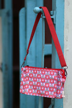 画像をギャラリービューアに読み込む, Evergreen Sling Bag - Willow Wishes Grenadine
