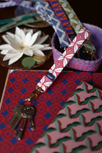 画像をギャラリービューアに読み込む, Keychain - Willow Lace Red
