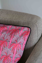 画像をギャラリービューアに読み込む, Nala Pillow Case - Palm Pink
