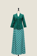 画像をギャラリービューアに読み込む, Cherry Kebaya &amp; Wrap Around Sarong Set - Forest Green
