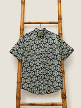 画像をギャラリービューアに読み込む, Men&#39;s Batik Shirt - Passion Flower
