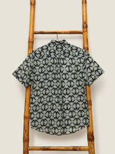 画像をギャラリービューアに読み込む, Men&#39;s Batik Shirt - Passion Flower
