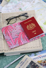 画像をギャラリービューアに読み込む, Passport Holder - Palm Pink